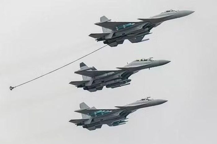 Hiện nay tiêm kích hạm J-15 đã có phần lạc hậu, Trung Quốc có thể sớm đưa vào phục vụ tiêm kích hạm tàng hình thế hệ năm J-35 - vốn được nhận xét phù hợp hơn đối với tàu sân bay bởi đặc tính nhỏ gọn của nó.