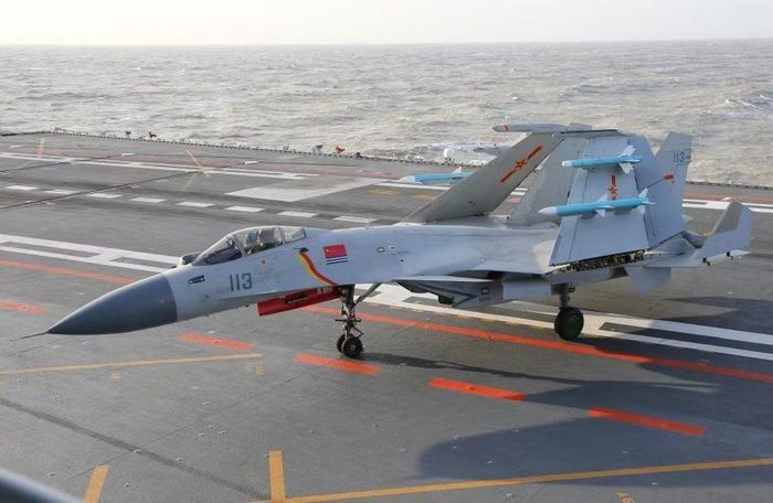 So với các phi cơ thuộc họ Su-27, động cơ của Su-33 được cải tiến khoảng 10%, khiến mức tiêu thụ nhiên liệu giảm 15 - 20%, đi kèm sải cánh tăng lên tới 50%. Điều này mang lại khả năng cơ động cao hơn đáng kể, đây là yếu tố cực kỳ quan trọng khi hạ cánh trên boong tàu.