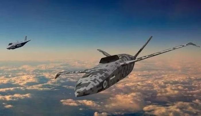 Chương trình này tham khảo nguyên mẫu Storm Shroud, đó là một hệ thống tác chiến điện tử không người lái dùng thiết kế Tekever AR3 của Bồ Đào Nha, được giới thiệu vào năm 2025.