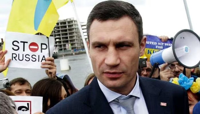 Sau khi giải nghệ năm 2013, ông Vitali Klitschko chuyển hẳn sang chính trị. Thực tế, ông đã bắt đầu con đường này từ năm 2006 khi tranh cử Thị trưởng Kyiv và tham gia Hội đồng thành phố.