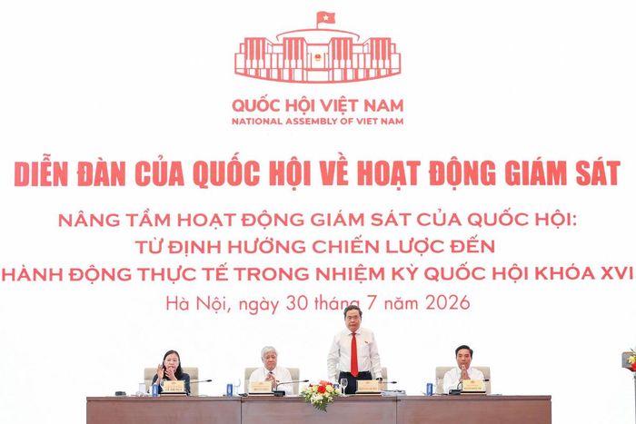 Chủ tịch Quốc hội Trần Thanh Mẫn; Ủy viên Bộ Chính trị, Phó Chủ tịch Thường trực Quốc hội Đỗ Văn Chiến; Phó Chủ tịch Quốc hội, Phó Trưởng Ban Thường trực Ban Tổ chức Diễn đàn Nguyễn Doãn Anh; Chủ nhiệm Ủy ban Dân nguyện và Giám sát Lê Thị Nga cùng chủ trì Diễn đàn (Ảnh: Quang Vinh)