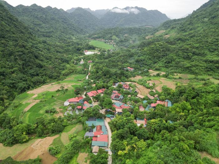 Thác Mây, hay còn gọi là thác tình yêu, nằm giữa thung lũng ở bản Đăng Thượng, xã Thạch Quảng. Thác nằm trong vùng đệm Vườn quốc gia Cúc Phương, cách trung tâm tỉnh Thanh Hóa khoảng 100 km, cách đường Hồ Chí Minh khoảng 10 km. Ảnh: Đình Minh