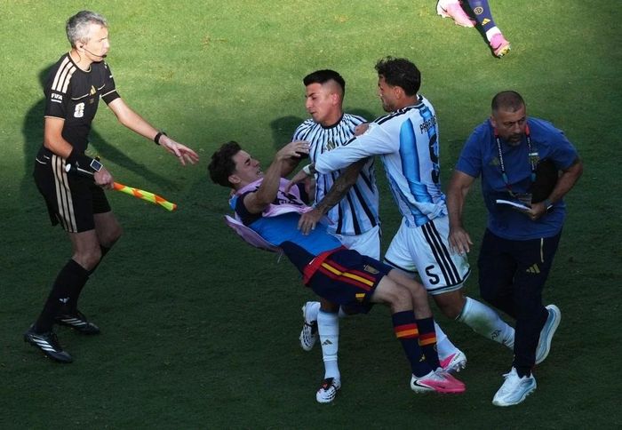  Paredes cùng Almada xô xát với Gavi sau trận chung kết World Cup 2026. Ảnh: Reuters.