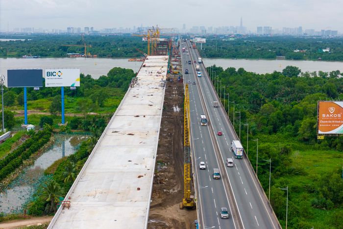 Trên đường dẫn cầu Long Thành thuộc địa phận tỉnh Đồng Nai, hàng chục trụ cầu cạn đã lao lắp dầm cầu và đang trong quá trình thi công bản mặt cầu. 
