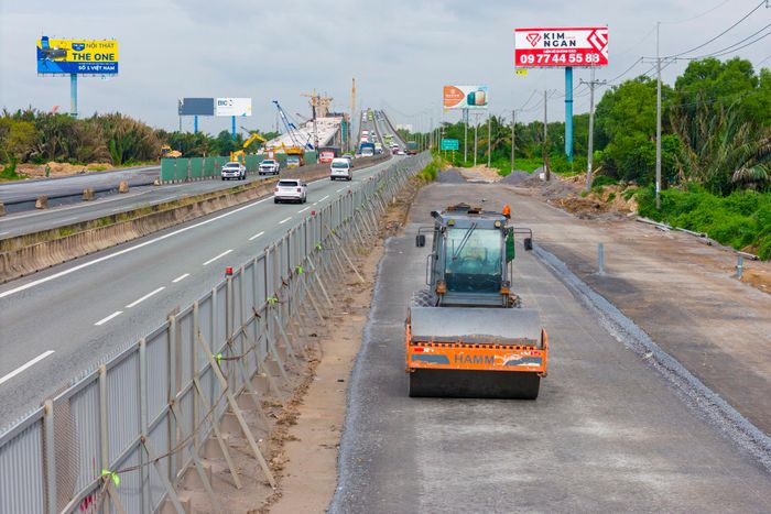  Các thiết bị máy móc và công nhân miệt mài trên công trường giữa thời tiết nắng mưa thay đổi liên tục, góp phần đưa từng hạng mục tiến gần mốc hoàn thành. 