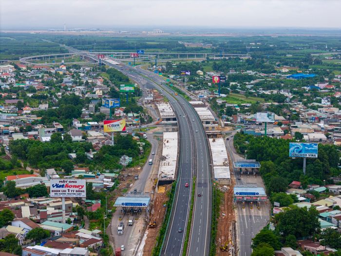 Tại nút giao với Quốc lộ 51, hệ thống trụ cầu đã hoàn thành đang được nhà thầu lao lắp dầm và thi công bản mặt cầu.
