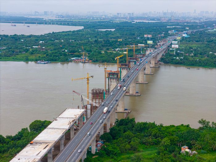  Sau gần 1 năm kể từ ngày khởi công, các trụ cầu đã vươn cao giữa sông Đồng Nai. Hiện nhà thầu đang huy động hàng trăm nhân sự cùng hơn 100 đầu xe máy, thiết bị, chia làm hàng chục mũi thi công, tổ chức hai ca làm việc liên tục trên bờ và giữa sông. 