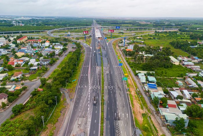  Theo quy hoạch, đoạn từ km4+000 đến km8+844,5 sẽ được nâng cấp lên 8 làn xe; đoạn từ km8+844,5 đến km25+920 sẽ đạt quy mô 10 làn xe. Trong ảnh là đoạn từ nút giao Quốc lộ 51 hướng về cao tốc Biên Hòa - Vũng Tàu đã được mở rộng lên 12-14 làn xe. 