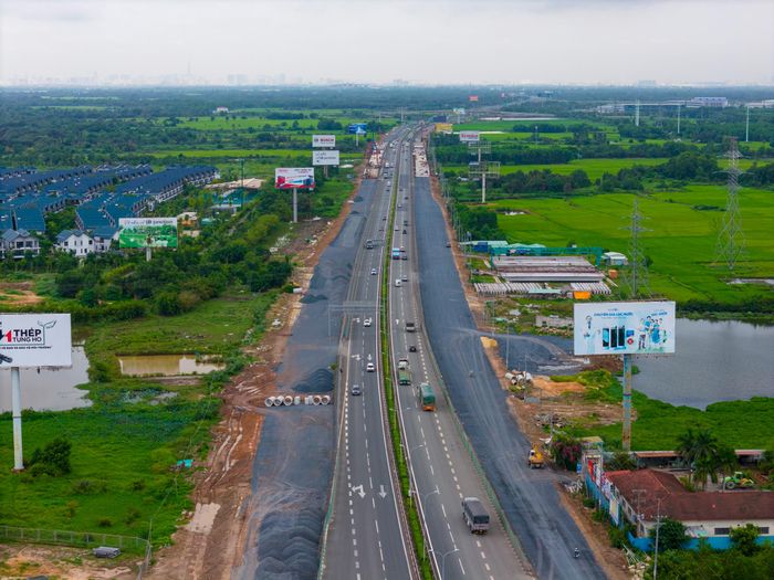  Hàng chục km đoạn từ Quốc lộ 51 hướng về cầu Long Thành đang được nhà thầu khẩn trương thi công cấp phối đá dăm và thảm nhựa mặt đường. 