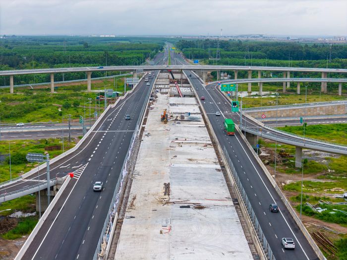 Dự án có tổng chiều dài thi công khoảng 22 km, điểm đầu tại km4+000 (nút giao Vành đai 2, TP.HCM) và điểm cuối tại km25+920 (nút giao cao tốc Biên Hòa - Vũng Tàu, Đồng Nai). Trong ảnh là nút giao với tuyến cao tốc Biên Hòa - Vũng Tàu, nơi các nhà thầu đang xây dựng thêm hai cầu vượt, qua đó nâng tổng quy mô đoạn này lên 10 làn xe.