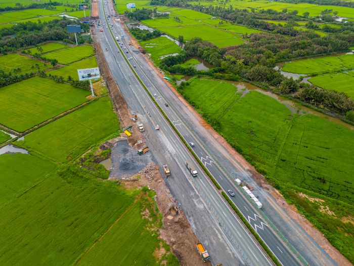  Hàng chục km nền đường và lớp bê tông nhựa đang dần thành hình, hướng tới mục tiêu hoàn thành vào cuối năm nay. 