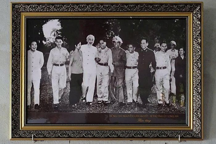  Anh hùng liệt sĩ Huỳnh Văn Đảnh được gặp Chủ tịch Hồ Chí Minh và được Đại tướng Võ Nguyên Giáp khoác vai, chụp ảnh lưu niệm tại Đại hội Anh hùng và Chiến sĩ thi đua các lực lượng vũ trang giải phóng miền Nam lần thứ nhất, tháng 5/1965. Ảnh: Quỳnh Danh. 