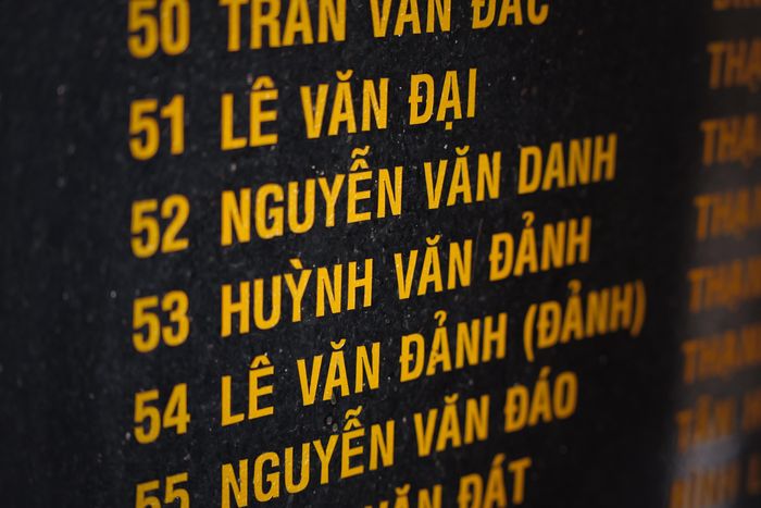 Tên Anh hùng Lực lượng vũ trang nhân dân Huỳnh Văn Đảnh và một số liệt sĩ thuộc dòng họ Huỳnh được khắc tại nghĩa trang liệt sĩ của xã. Ảnh: Quỳnh Danh. 