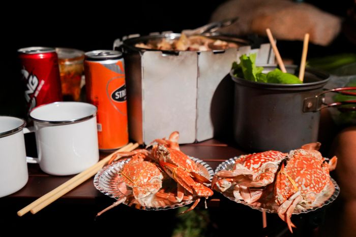  Du khách thưởng thức hải sản khi cắm trại qua đêm trên mũi Kê Gà. 