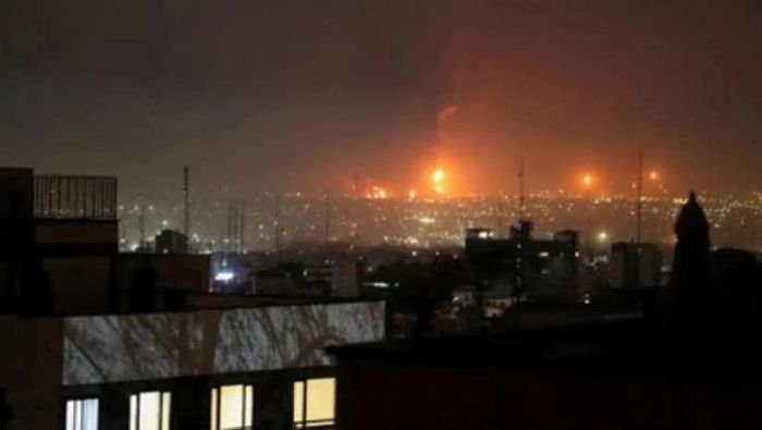 Vụ nổ tại Iran sau cuộc tấn công của Mỹ. Ảnh: Okaz.