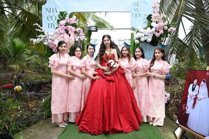 Chiều cao 1,82 của cô dâu Khả Ái.