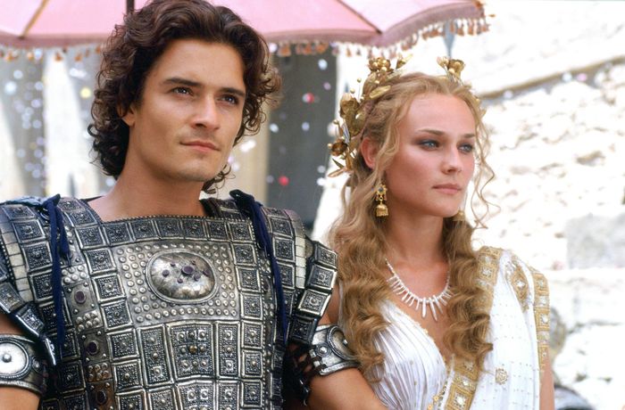  Paris dụ Helen theo chàng về thành Troy. Ảnh: Troy.