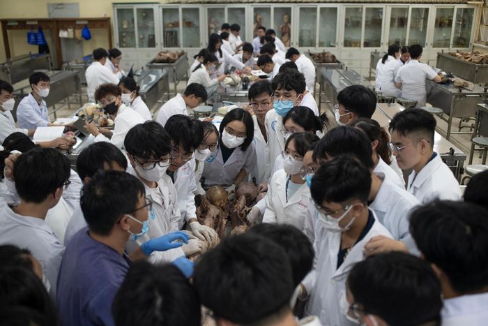  Nhóm sinh viên năm nhất thực hành tại phòng giải phẫu. 