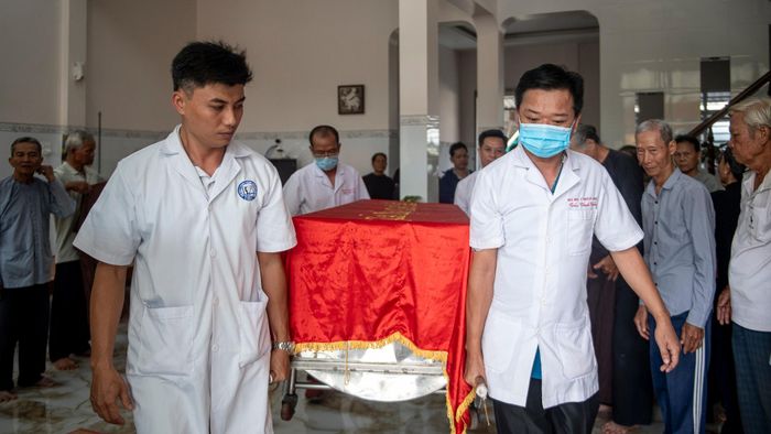  Anh Đỗ Ngọc Diệp (trái) cùng nhóm của mình đưa thi hài người hiến xác rời khỏi gia đình. 
