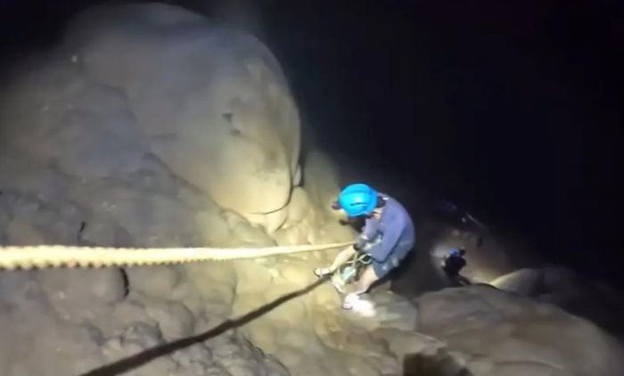  Michelle vượt qua "núi bùn" ở sâu bên trong hang Rục Mòn. Ảnh: Michelle Cabrera 