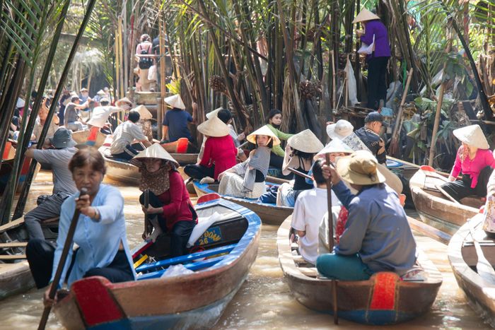 Không chỉ thu hút du khách quốc tế, cồn Thới Sơn còn đón đông đảo khách nội địa. Đặc biệt, nhiều nhóm bạn trẻ, nhất là các bạn nữ, chọn diện áo bà ba với nhiều màu sắc, hòa mình vào không gian sông nước để ghi lại những bức ảnh mang đậm nét miền sông nước.