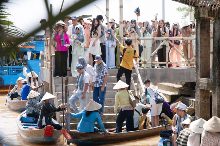 9h sáng, bến xuồng rạch Bà Ngoạn (phường Thới Sơn, tỉnh Đồng Tháp) chật kín du khách. Tiếng người điều phối hòa cùng tiếng mái chèo, xuồng ba lá nối đuôi nhau tạo nên khung cảnh nhộn nhịp. Kể từ khi "gây sốt" trên mạng xã hội từ tháng 6, đến nay, cồn du lịch ở miền Tây này ghi nhận lượng khách trong nước và quốc tế tăng mạnh. Vào mỗi cuối tuần, cảnh du khách xếp hàng chờ xuống xuồng, thậm chí kẹt xuồng, diễn ra thường xuyên.