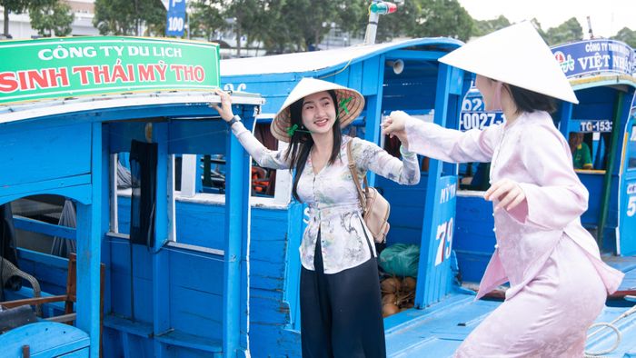 Trải nghiệm được nhiều người yêu thích nhất trong hành trình khám phá cồn Thới Sơn vẫn là chèo xuồng ba lá len qua những con rạch nhỏ. Vào các dịp cuối tuần, lượng khách tăng cao khiến khu vực bến xuồng thường xuyên rơi vào tình trạng đông đúc. Nếu muốn có trải nghiệm thoải mái hơn, du khách có thể lựa chọn đến vào các ngày trong tuần để tránh thời điểm cao điểm.