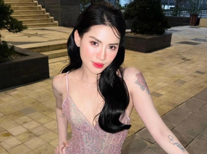 Võ Hà Linh và hình xăm hoa hồng lớn trên tay. Ảnh: Võ Hà Linh/Facebook.