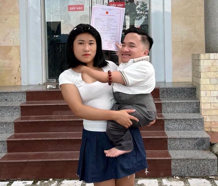 Hà My và anh Văn Hà hạnh phúc khi đưa nhau đi đăng ký kết hôn.