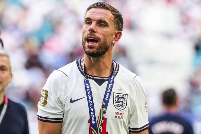  Sau Welbeck, Chelsea chiêu mộ thêm một lão tướng khác là Jordan Henderson. Tiền vệ 36 tuổi rời Brentford dưới dạng tự do để gia nhập đội bóng Tây London. Xabi Alonso muốn tận dụng kinh nghiệm của cựu đội trưởng Liverpool để dẫn dắt hàng tiền vệ trẻ tại Stamford Bridge. 
