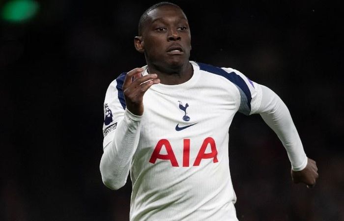  Randal Kolo Muani chia tay PSG, gia nhập Juventus theo hợp đồng có tổng trị giá 45 triệu euro. Tiền đạo người Pháp sẽ khoác áo "Bianconieri" dưới dạng cho mượn, kèm điều khoản mua đứt bắt buộc vào hè năm sau. 