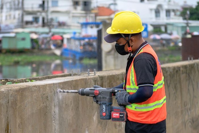  Theo ghi nhận của Tri Thức - Znews, sau nhiều năm gần như "án binh bất động", các công trường đã sôi động trở lại. Tại cống Phú Định, hàng chục công nhân cùng máy móc đang khẩn trương thi công những hạng mục cuối. Bên cạnh việc hoàn thiện, các đơn vị cũng tập trung lắp đặt hệ thống phụ trợ, chỉnh trang khu vực vận hành và chuẩn bị cho giai đoạn chạy thử trước khi đưa công trình vào khai thác. 