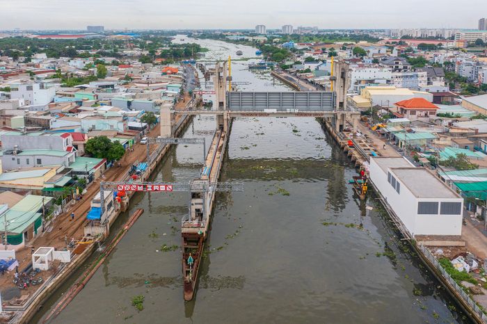  Trong số sáu cống kiểm soát triều của dự án, cống Phú Định nằm trên kênh Đôi, cửa ngõ kiểm soát dòng triều từ hướng sông Vàm Cỏ và sông Cần Giuộc trước khi nước xâm nhập vào khu vực nội đô. Đây là một trong sáu cống kiểm soát triều thuộc dự án Giải quyết ngập do triều khu vực TP.HCM có xét đến yếu tố biến đổi khí hậu - giai đoạn 1. 