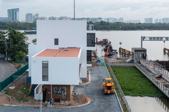  Máy móc liên tục hoạt động, nhiều tốp kỹ sư kiểm tra thiết bị, hệ thống điều khiển và các hạng mục cơ điện. Những hạng mục phức tạp nhất của dự án đã cơ bản hoàn thành. Khối lượng còn lại chủ yếu là đường vận hành, cảnh quan, cây xanh, sơn hoàn thiện, lắp đặt thiết bị và hoàn thiện nội thất trước khi đưa vào giai đoạn nghiệm thu. 