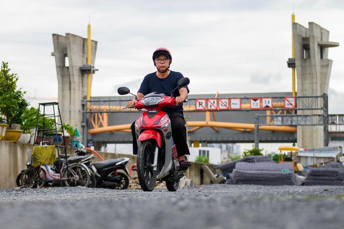 Sau thời gian dài đình trệ, tuyến đường dẫn vào cống Phú Định được trải đá, nâng cao mặt đường. Những đổi thay trên công trường giúp người dân kỳ vọng dự án chống ngập sẽ sớm hoàn thành sau gần một thập kỷ chờ đợi. 