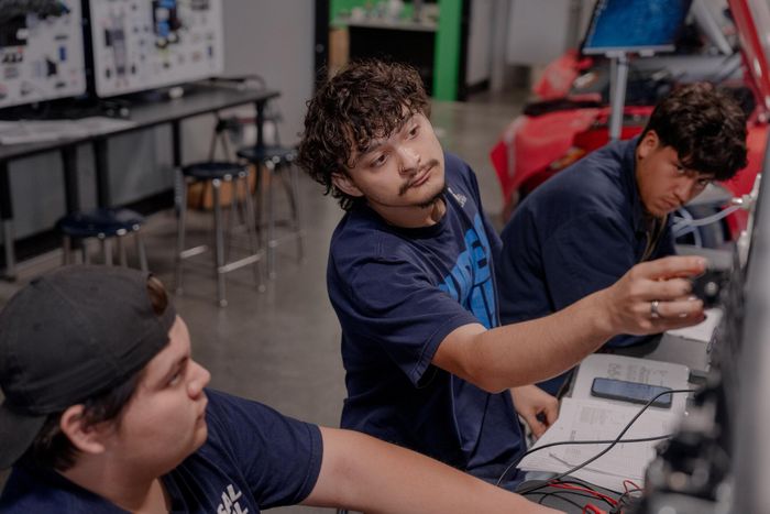  Jerome Grant, CEO Universal Technical Institute, đang mô phỏng hệ thống điện. Ảnh: Lexi Parra/NYT.