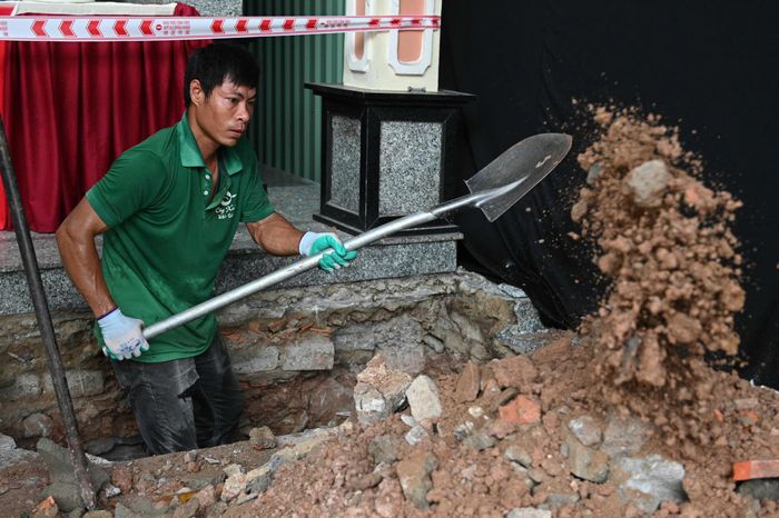  Một trong số hoạt động trọng tâm đang được triển khai là di dời bia tưởng niệm các Anh hùng liệt sĩ tại Khu A, nhằm tạo mặt bằng để tiếp tục mở rộng rãnh mộ số 1. Đây là nơi các kết quả khảo sát, đối chiếu tài liệu lịch sử và lời kể của nhân chứng cho thấy vẫn còn nhiều dấu hiệu nghi có hài cốt liệt sĩ. 