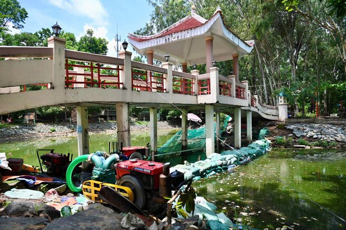  Cùng với việc di dời bia tưởng niệm, lực lượng chức năng đang đắp đê tại khu vực gần cầu Thê Húc để mở rộng phạm vi tìm kiếm và chủ động ứng phó với ảnh hưởng của thời tiết, bảo đảm tiến độ quy tập hài cốt liệt sĩ. 