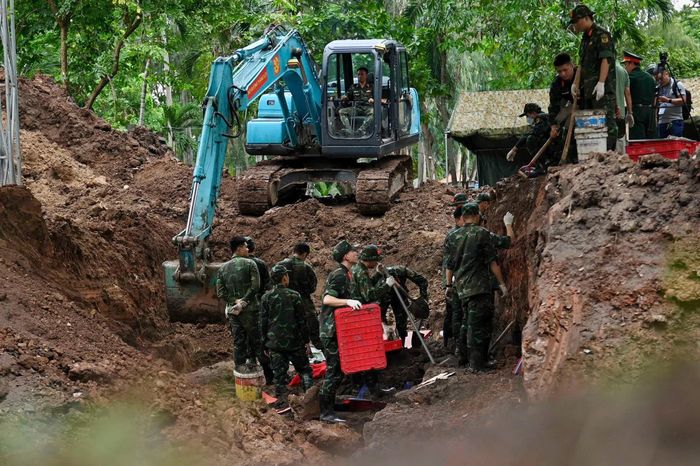  Việc xác định vị trí khai quật được thực hiện trên cơ sở kết hợp nhiều nguồn tư liệu, gồm hồ sơ quân sự trong và ngoài nước, bản đồ lịch sử, kết quả khảo sát địa vật lý và lời kể của các nhân chứng từng trực tiếp tham gia chiến đấu hoặc chôn cất liệt sĩ. 