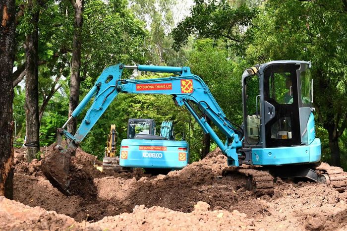  Song song với việc mở rộng rãnh mộ số 1, công tác tìm kiếm tại rãnh mộ số 2 (Khu B) vẫn được triển khai độc lập. Tại khu vực này, Đội Quy tập hài cốt liệt sĩ tiếp tục mở rộng phạm vi khai quật theo kế hoạch. 