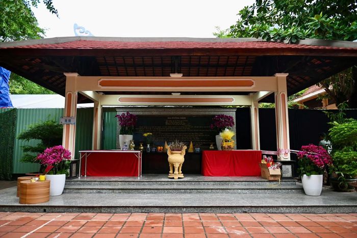  Bia tưởng niệm nằm trong công viên Lê Thị Riêng ghi dấu sự hy sinh của hai Anh hùng Lực lượng vũ trang nhân dân Lê Thị Riêng và Trần Văn Kiểu trong kháng chiến chống Mỹ. Việc di dời công trình lần này chỉ mang tính tạm thời, phục vụ công tác mở rộng tìm kiếm hài cốt liệt sĩ. Sau khi hoàn thành nhiệm vụ quy tập, bia tưởng niệm sẽ được hoàn trả về vị trí phù hợp, bảo đảm giá trị lịch sử, văn hóa và không gian tri ân.
