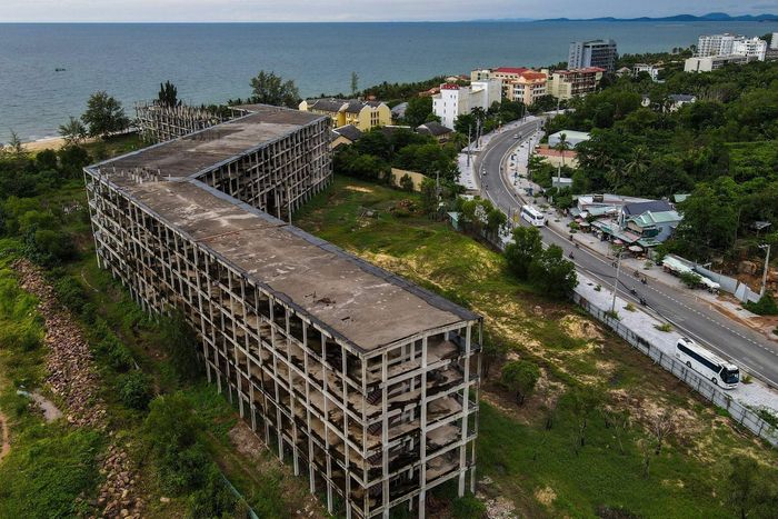 Khách sạn Sheraton nhiều năm bị bỏ hoang nhếch nhác tại Phú Quốc. Ảnh: Hoàng Giám chụp năm 2022.