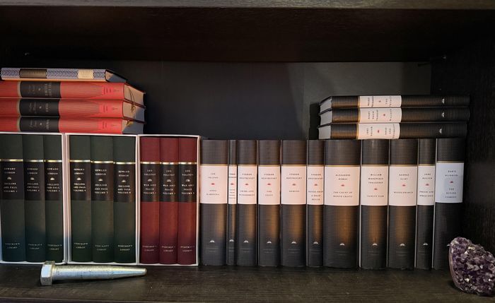  Bộ sưu tập sách của Everyman's Library của một người đọc. 
