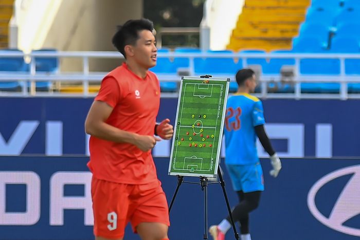  Bảng sơ đồ chiến thuật bóng đá được HLV Kim Sang-sik mang theo ra sân tập. 