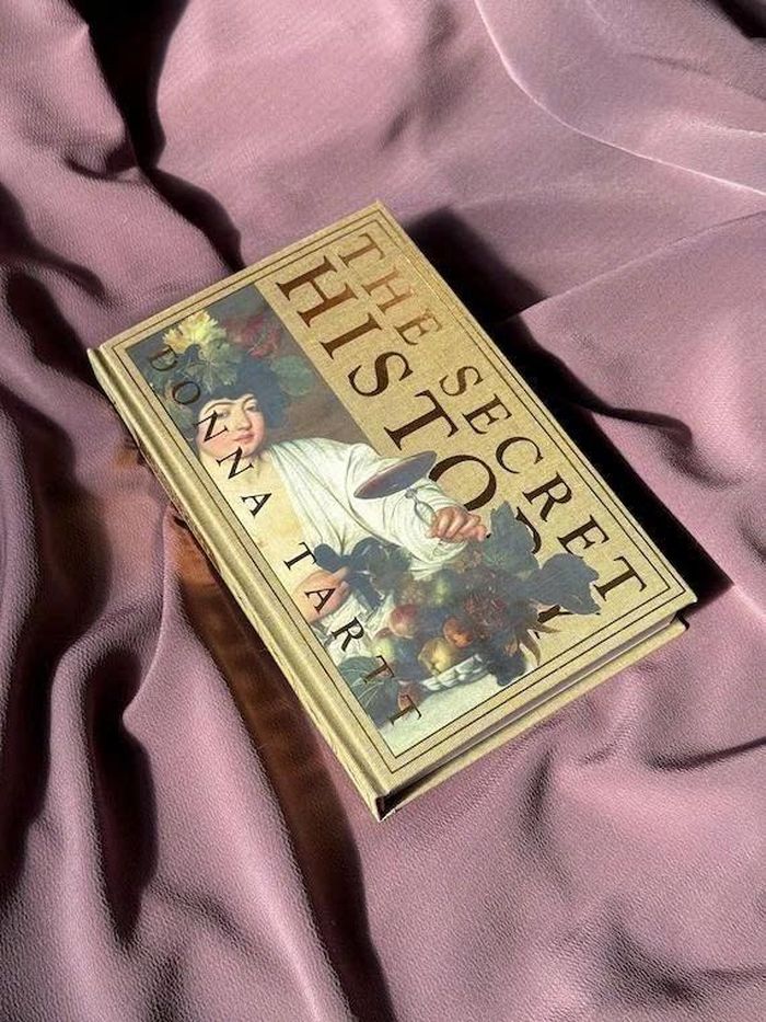  The Secret History của tác giả Donna Tartt. Ảnh: Etsy. 