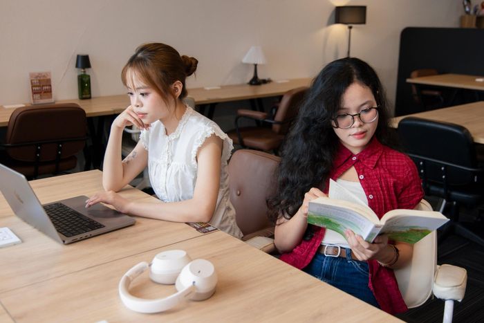 Nhiều phương pháp phát triển bản thân được chỉ ra trong các tựa sách nổi tiếng. Ảnh minh họa: Phương Lâm.