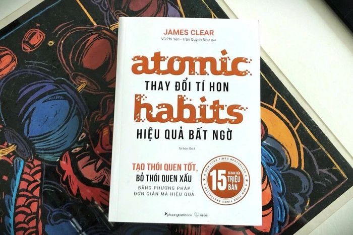 "Atomic Habits" của James Clear là một trong những cuốn sách nổi bật trong lĩnh vực phát triển bản thân và hiệu quả cá nhân. Ảnh: Thanh Trần.