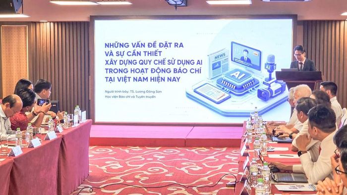 Chuyên gia trình bày tham luận tại Hội thảo