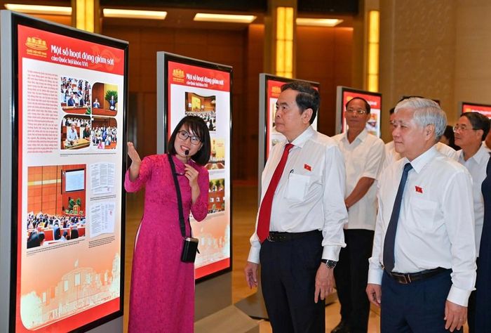 Chủ tịch Quốc hội Trần Thanh Mẫn cùng các đồng chí lãnh đạo Quốc hội và các đại biểu tham quan triển lãm “Hoạt động giám sát của Quốc hội khóa XVI: Từ định hướng chiến lược đến hành động thực tế”