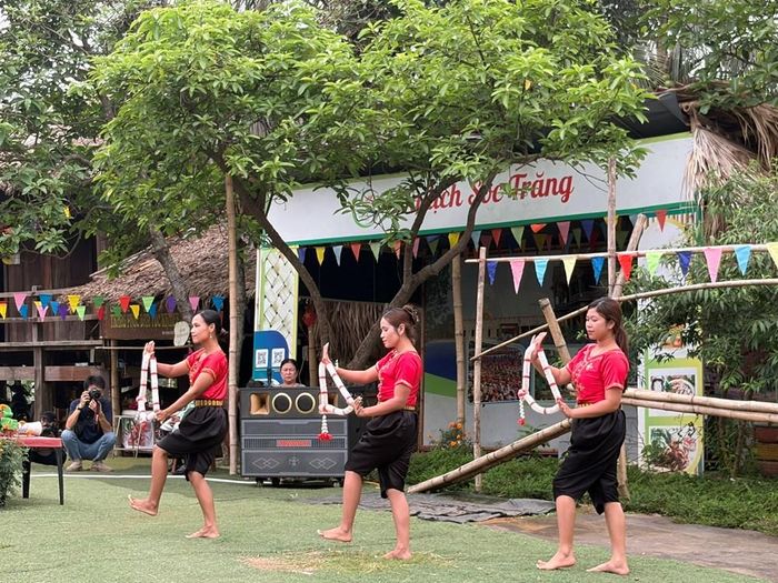 Du khách đến Làng sẽ được trải nghiệm, khám phá văn hóa, nghệ thuật truyền thống của đồng bào Khmer